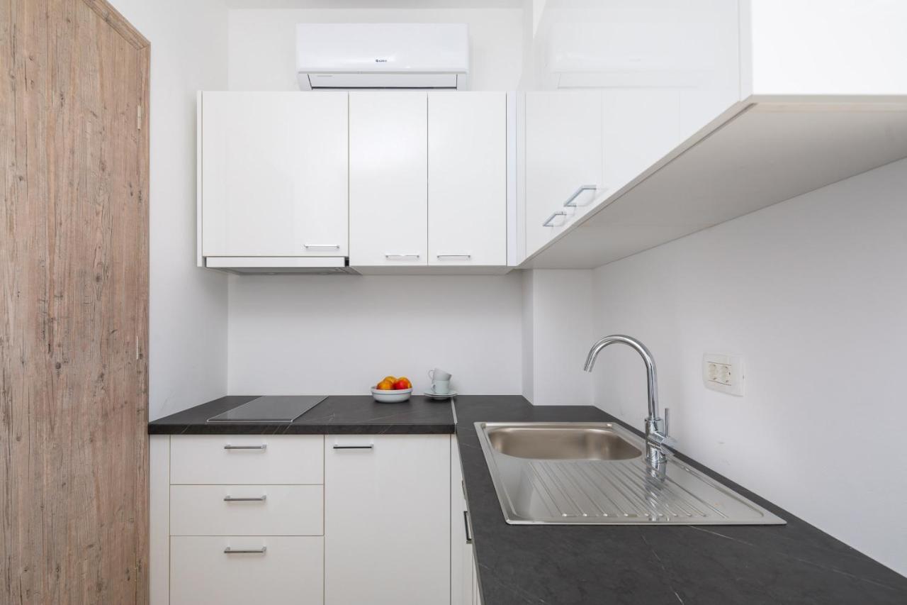 Absolute Beach Holidays Apartment Dugi Rat Exterior foto