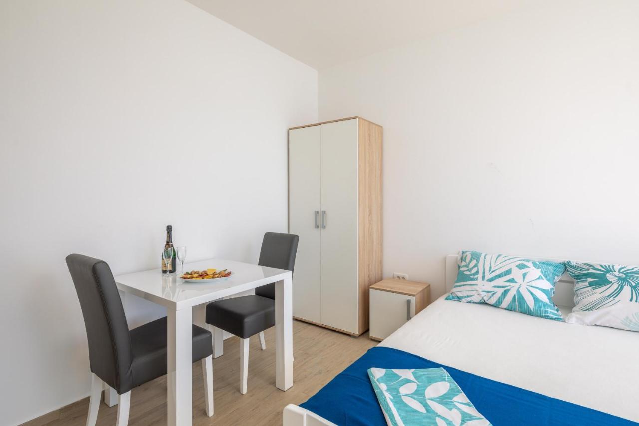 Absolute Beach Holidays Apartment Dugi Rat Exterior foto